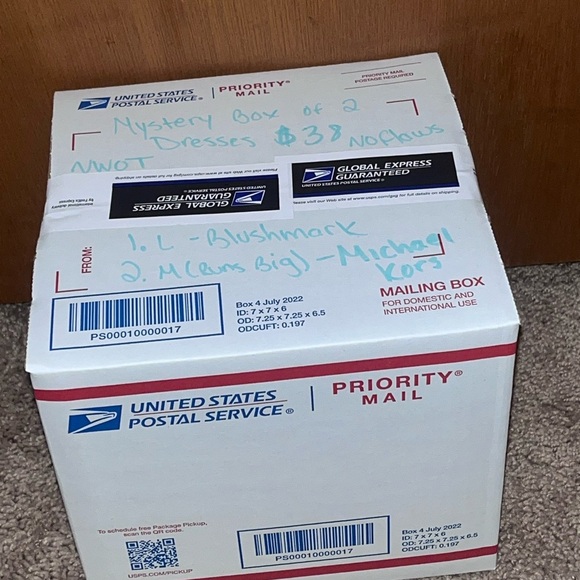 Michael Kors Fashion Surprise Box - Picture 4 of 4